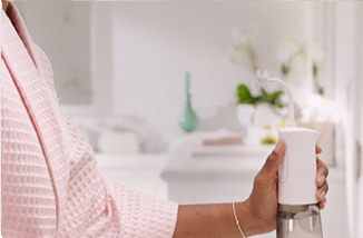 Mujer usando Miracle Smile® en la ducha